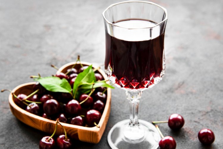 15 простых способов приготовить ликер из вишни