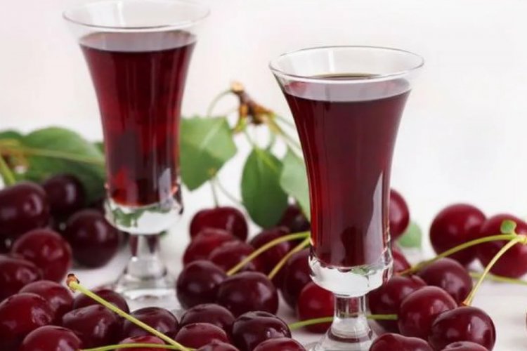 Ликер из вишневых косточек с вином