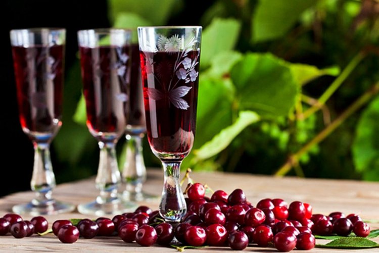 Ликер из вишни с косточками