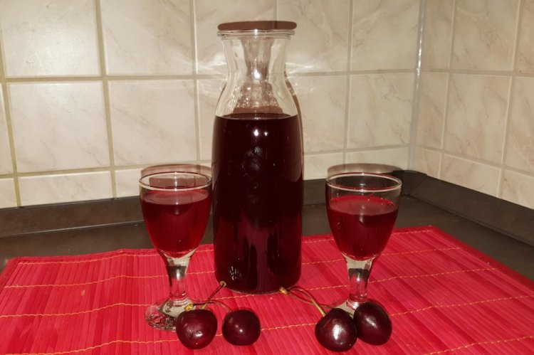 Ликер из вишни с инжиром и миндалем