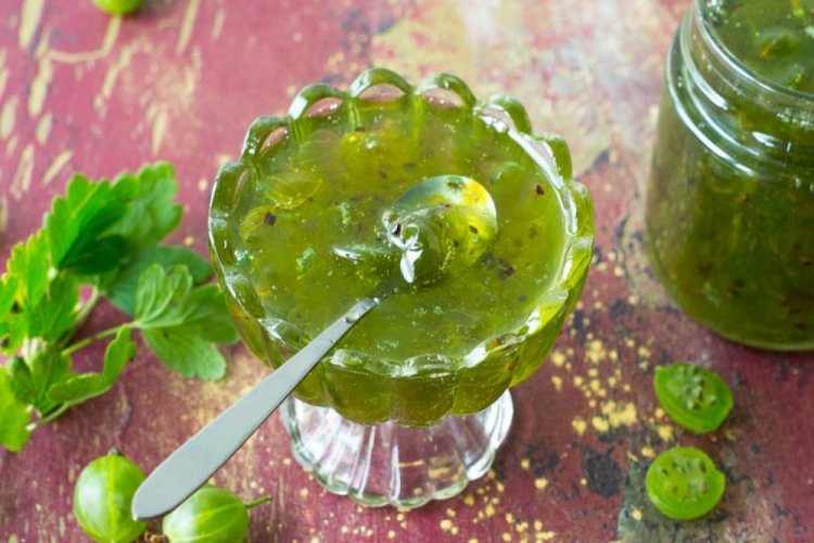 Изумрудное желе из зеленого крыжовника