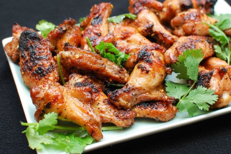 Куриные крылышки в вине на мангале
