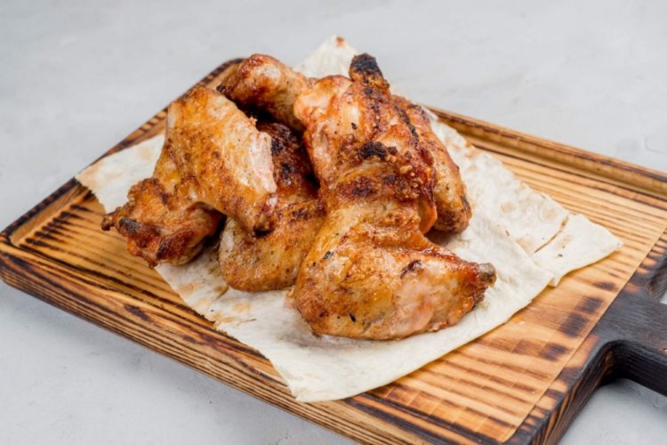 Куриные крылышки в кефире на мангале