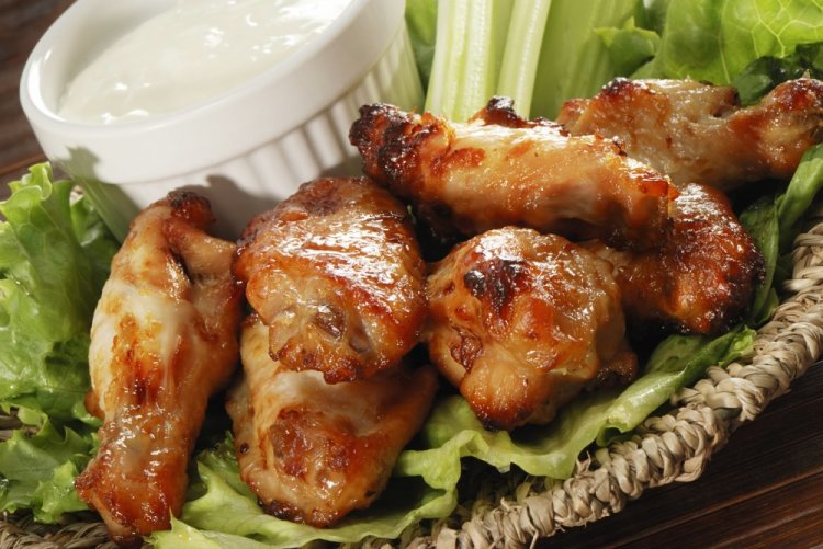 Куриные крылышки в сметане на мангале