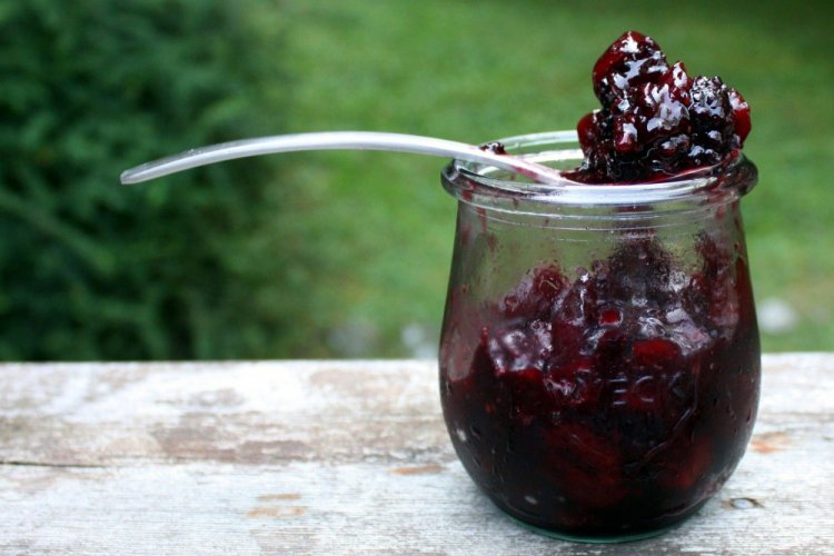 Варенье-пятиминутка из красной смородины и ирги