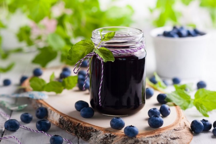 Варенье-пятиминутка из красной смородины и черники