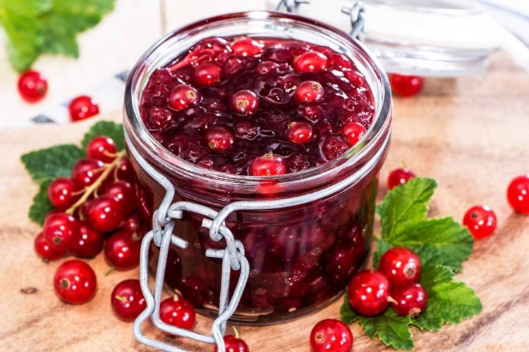Варенье-пятиминутка из красной смородины с веточками
