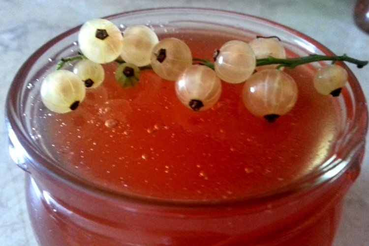 Варенье-пятиминутка из белой и красной смородины