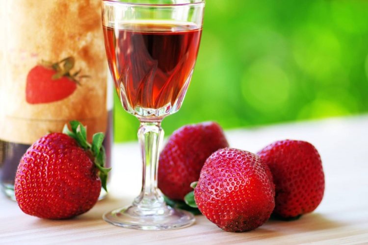 Вино из клубники с изюмом