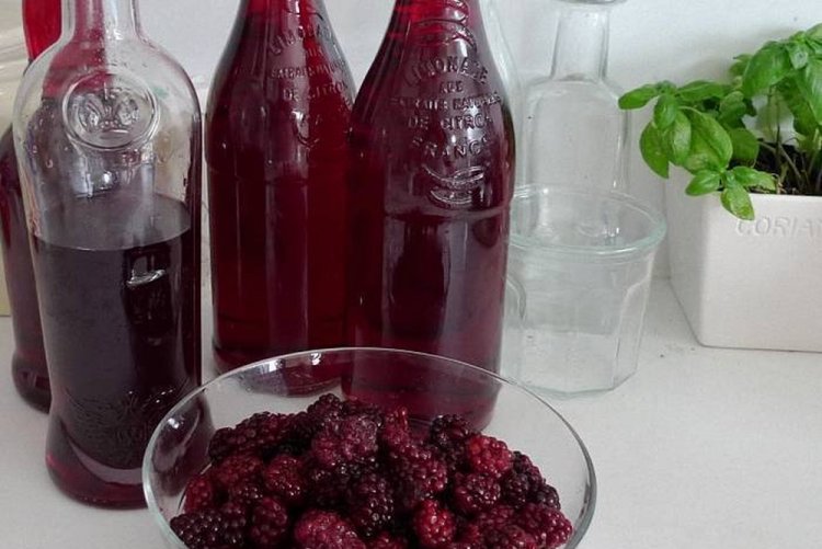 Вино из клубники с ежевикой