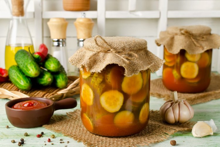 Огурцы с кетчупом на зиму: 20 быстрых и вкусных рецептов