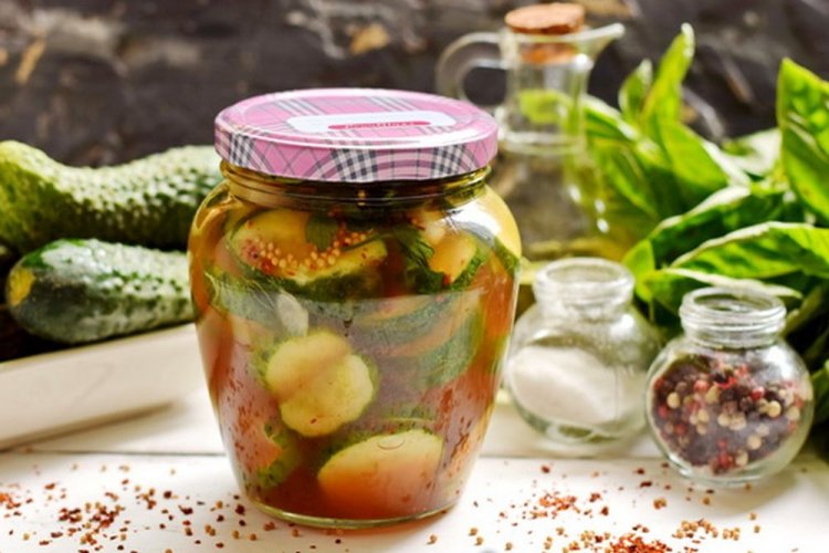 Огурцы с зернами горчицы в кетчупе