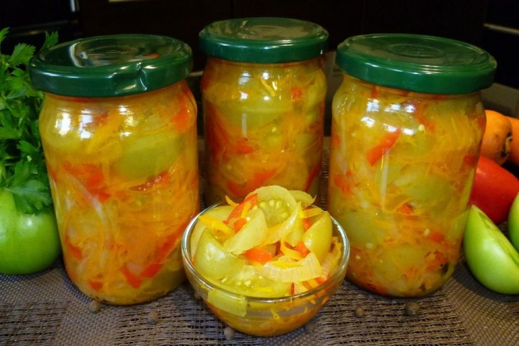 Салат с зелеными помидорами, морковью и сладким перцем без сахара