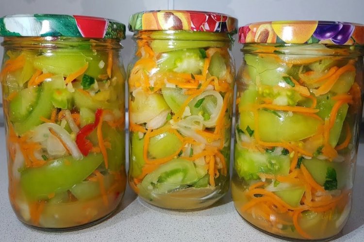 Салат из зеленых помидоров, моркови, перца и лука с горчицей