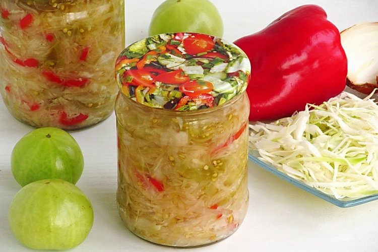 Салат из капусты, зеленых помидоров, болгарского перца и лука