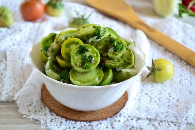 Салат из зеленых помидоров с чесноком и зеленью холодным способом