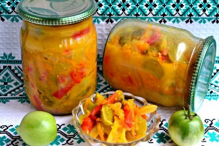 Осенний салат с зелеными помидорами, перцем, морковью и луком