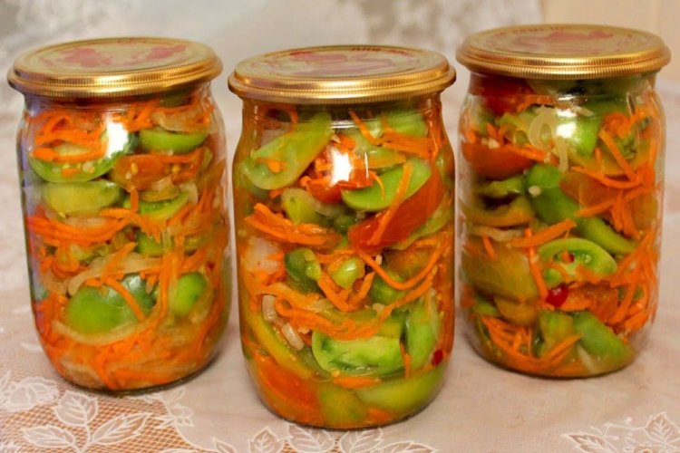 Салат из моркови, зеленых помидоров и лука с лимонным соком