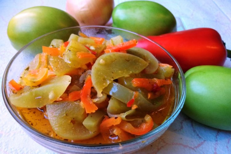 Салат из зеленых помидоров, болгарского перца и лука