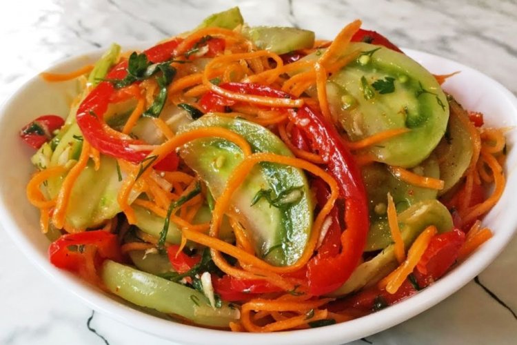 Салат из зеленых помидоров, моркови, болгарского перца и зелени