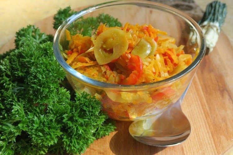 Салат из зеленых помидоров, моркови и перца с лимонной кислотой