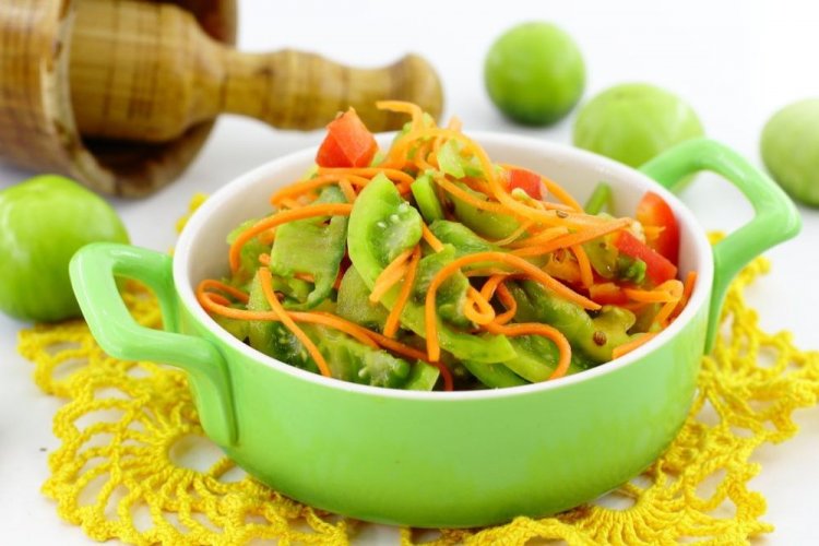 Салат из зеленых помидоров с морковью и перцем холодным способом