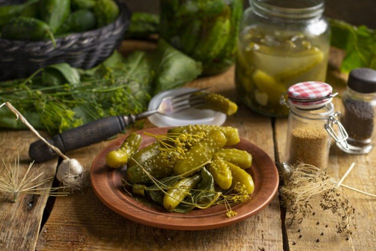 Хрустящие огурцы с зернами горчицы и укропом