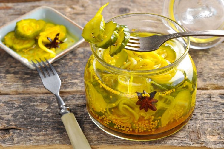 Огурцы с луком, бадьяном, куркумой и зернами горчицы