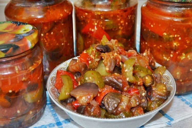 Салат из огурцов, баклажанов, болгарского и острого перцев