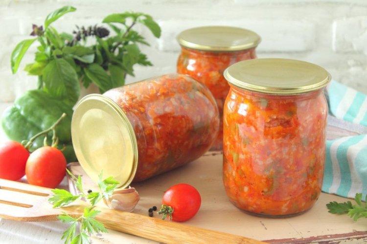 Лечо с рисом, болгарским перцем и помидорами на зиму