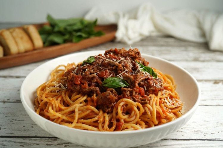 Паста болоньезе со свиным фаршем и чесноком