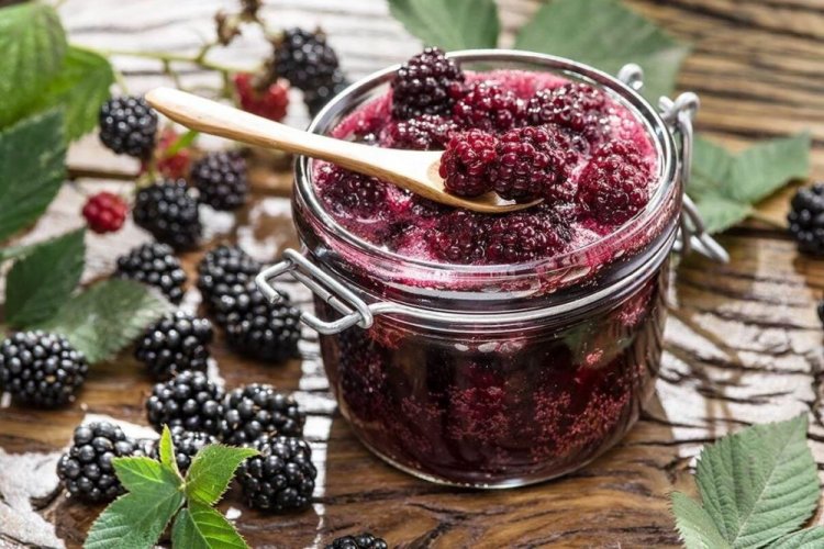 Варенье из целых ягод ежевики с сахаром и соком лимона