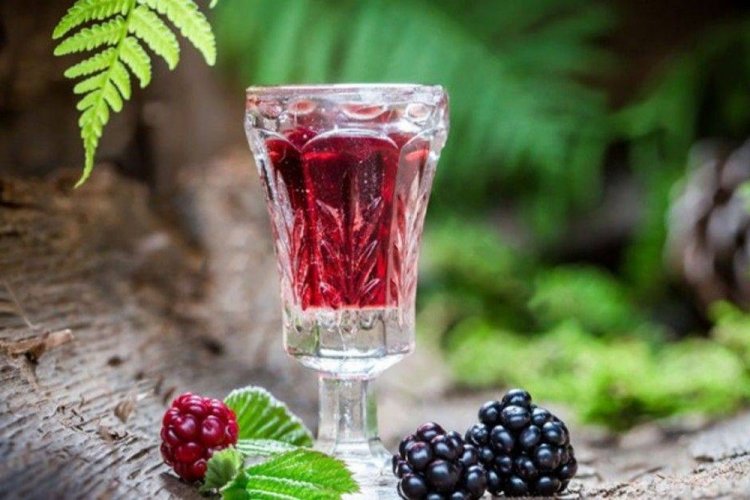 Вино из ежевики с хмелем и имбирем