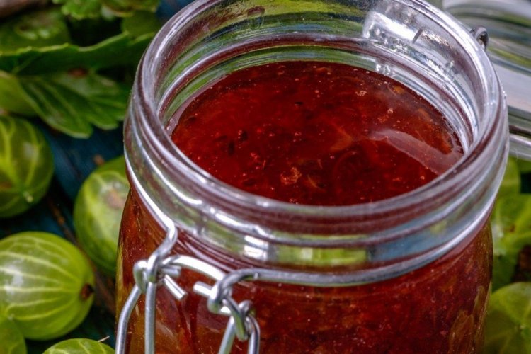 Варенье-пятиминутка из крыжовника и красной смородины
