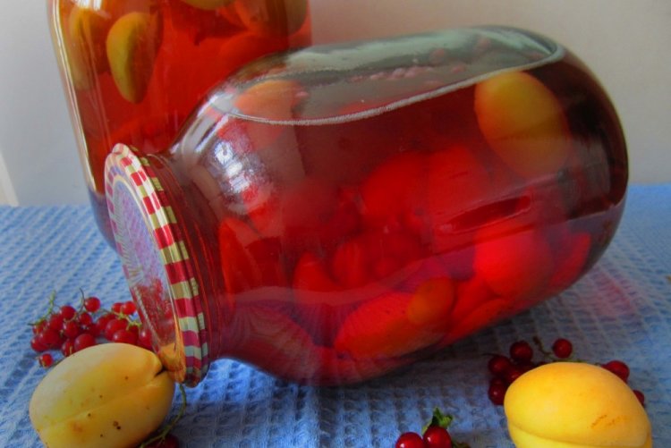 Компот из красной и черной смородины с абрикосами