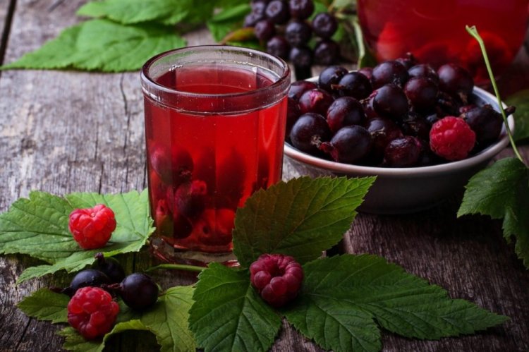 Компот из красной и черной смородины с малиной