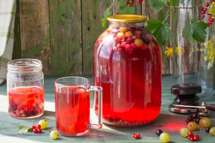 Компот из красной и черной смородины с крыжовником