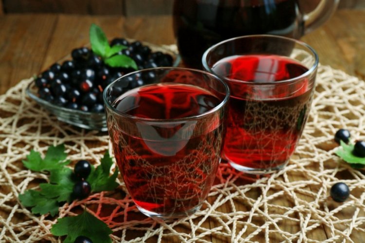 Компот из красной и черной смородины с листьями