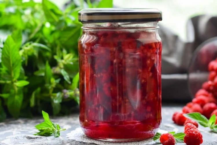 Малина в собственном соку с водкой