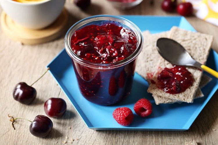 Малина с вишней в собственном соку