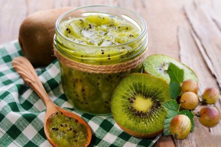 Крыжовник с киви и сахаром без варки