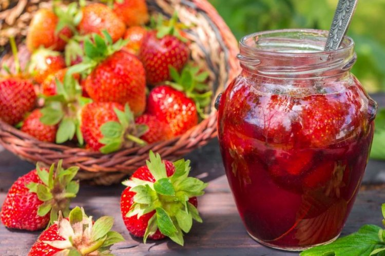 Клубника в собственном соку с сахаром и медом