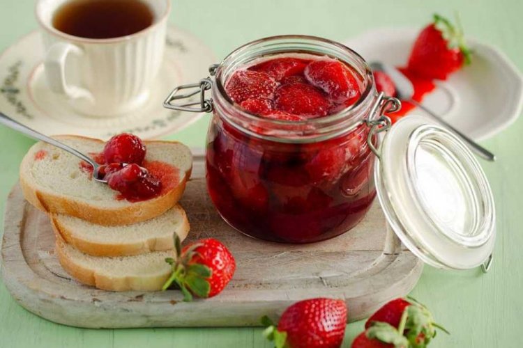 Клубника в собственном соку с имбирем и лимонным соком