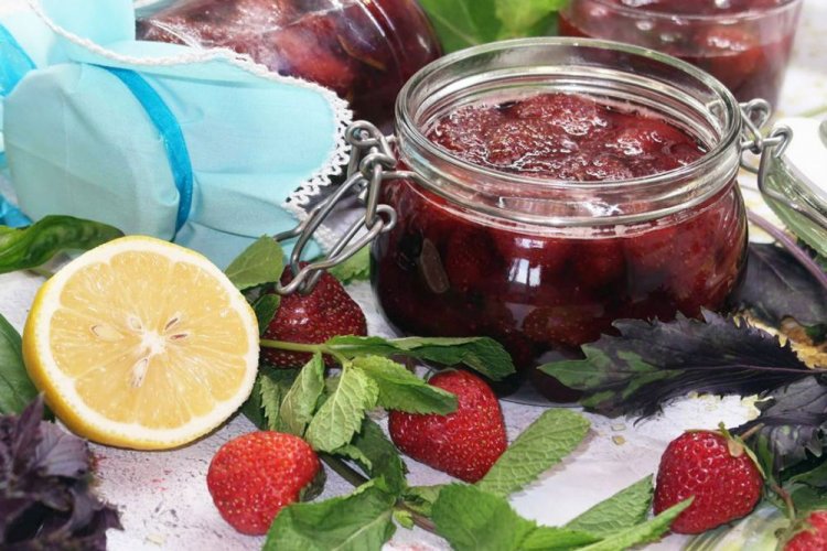 Клубника в собственном соку с лимоном, мятой и базиликом