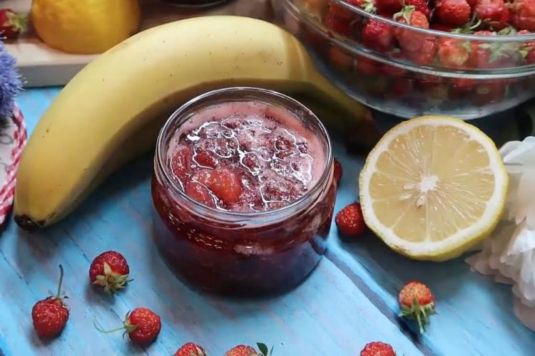 Клубника в собственном соку с бананом и лимонами