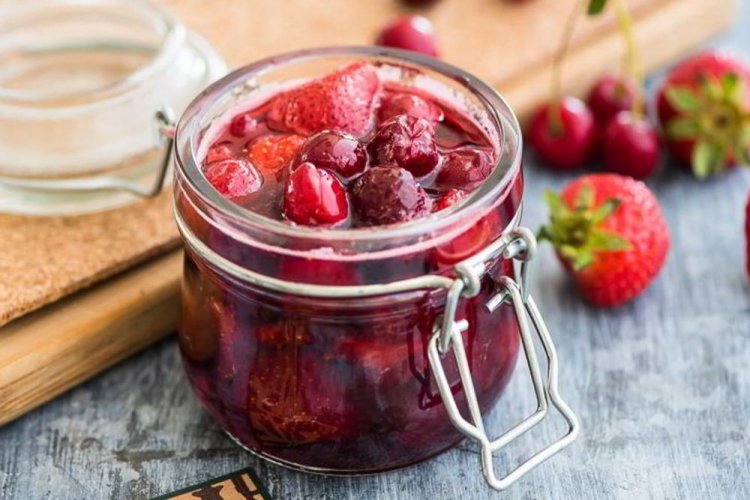 Клубника с вишней в собственном соку