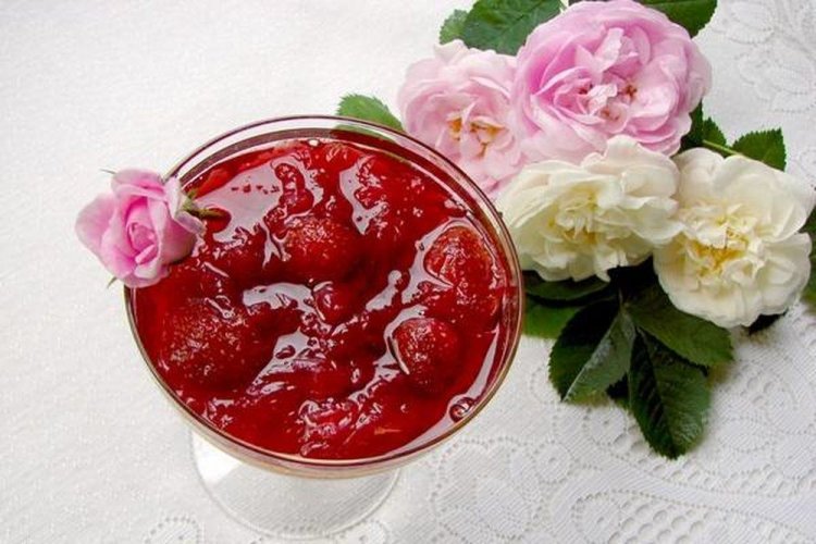 Клубника с чайной розой в собственном соку
