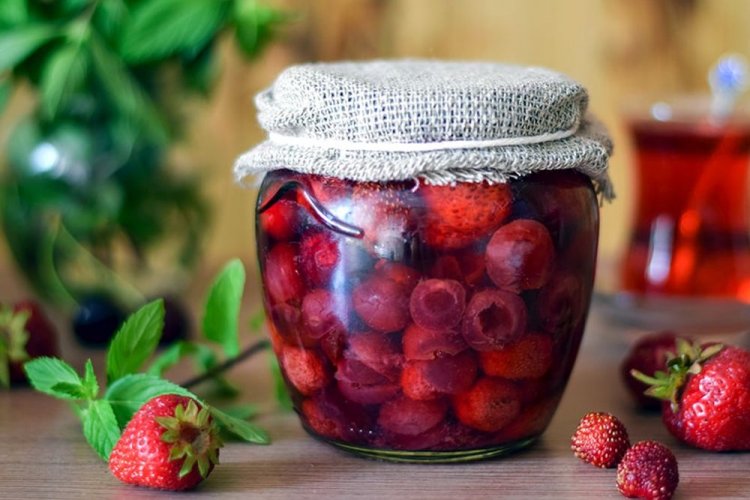 Клубника с черешней в собственном соку