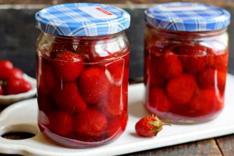 Клубника в собственном соку с желатином