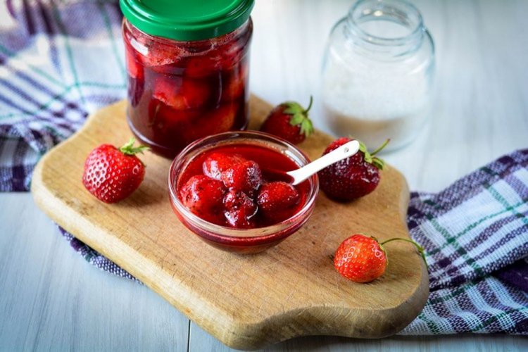 Клубника в собственном соку с ванилью